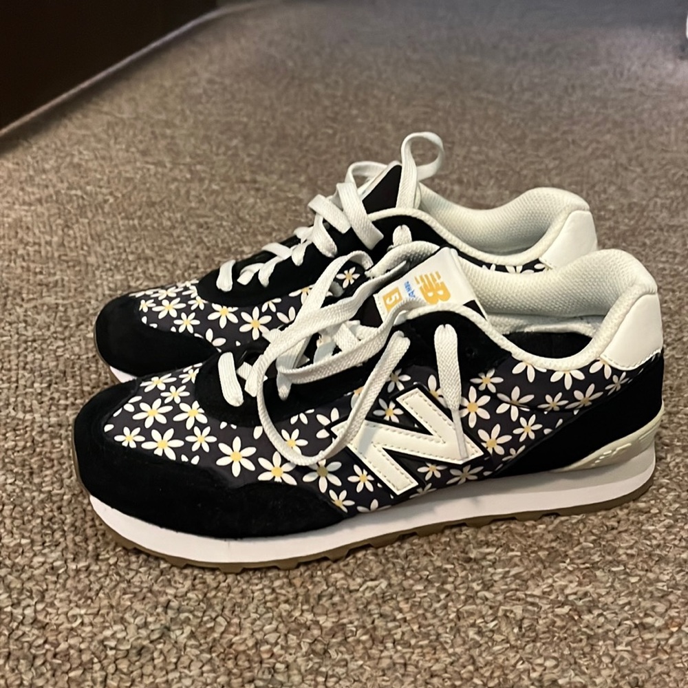 Like new New Balance 515 with daisies